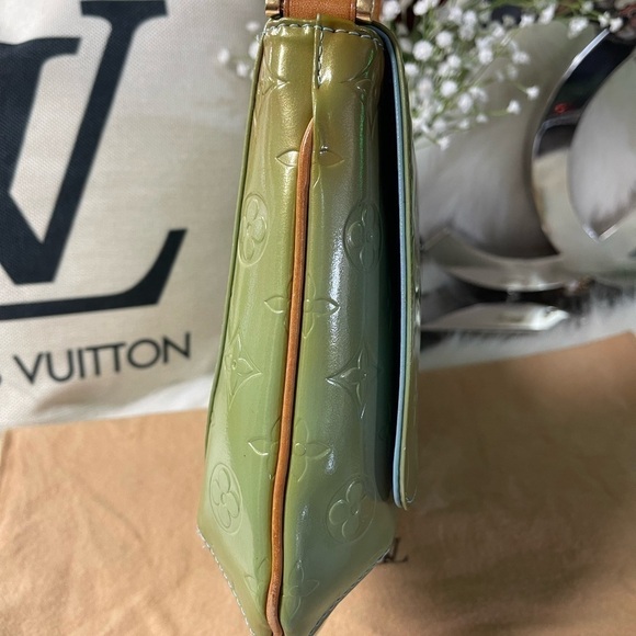 AUTHENTIC LOUIS VUITTON VERNISE LEATHER THOMPSON STREET GREEN/BLUE SHOULDER BAG - Picture 6 of 15
